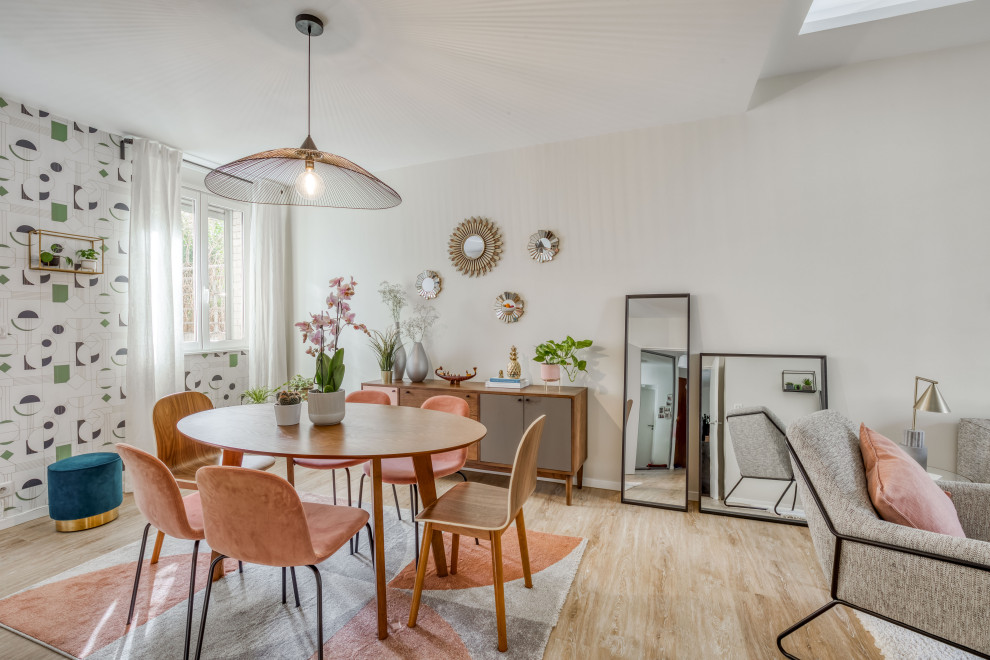 Exemple d'une salle à manger ouverte sur le salon tendance de taille moyenne avec un mur blanc, aucune cheminée, parquet clair, un sol beige et du papier peint.