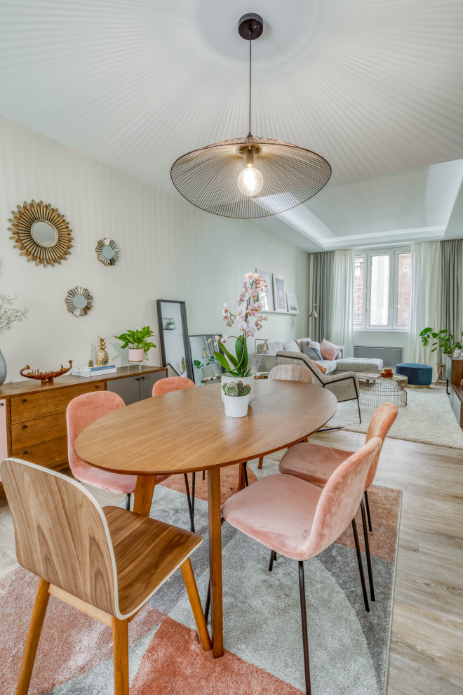 Источник вдохновения для домашнего уюта: гостиная-столовая среднего размера в стиле шебби-шик с белыми стенами, светлым паркетным полом и бежевым полом без камина