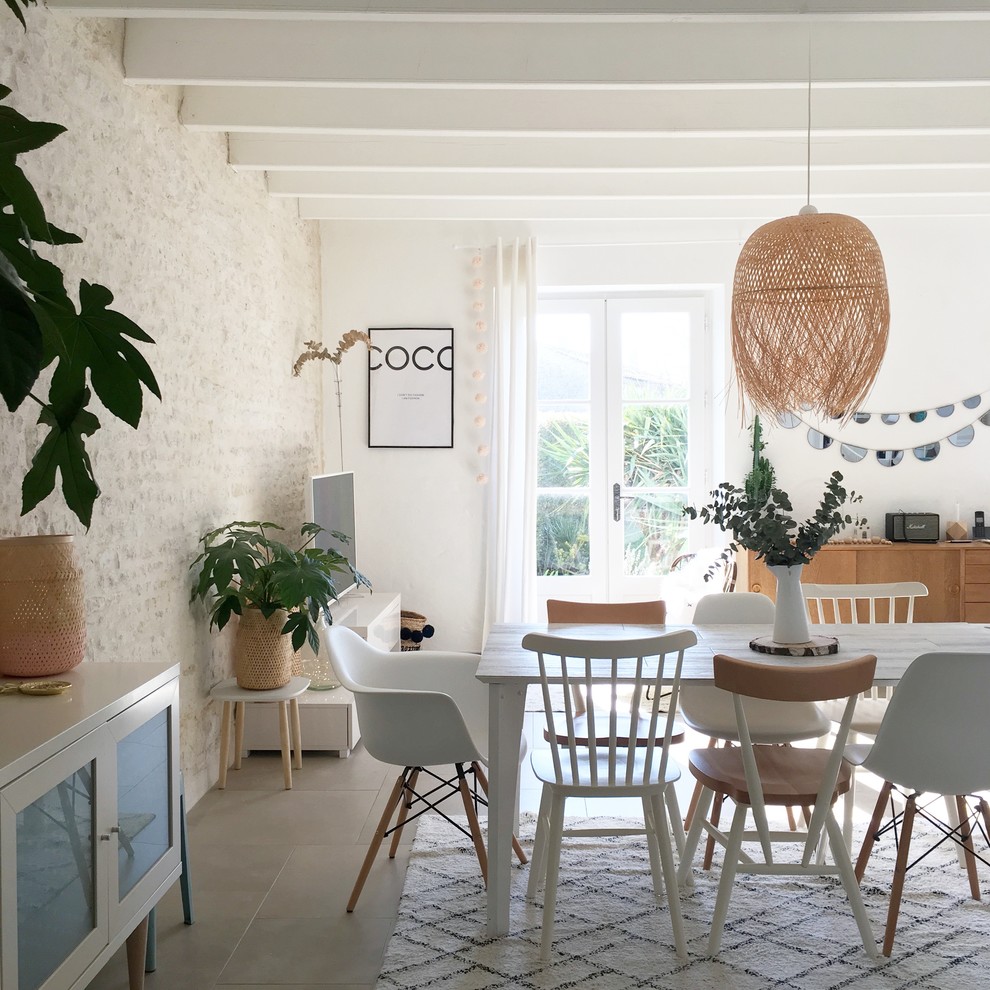 Scandi dining room in Nantes with white walls and grey floors.