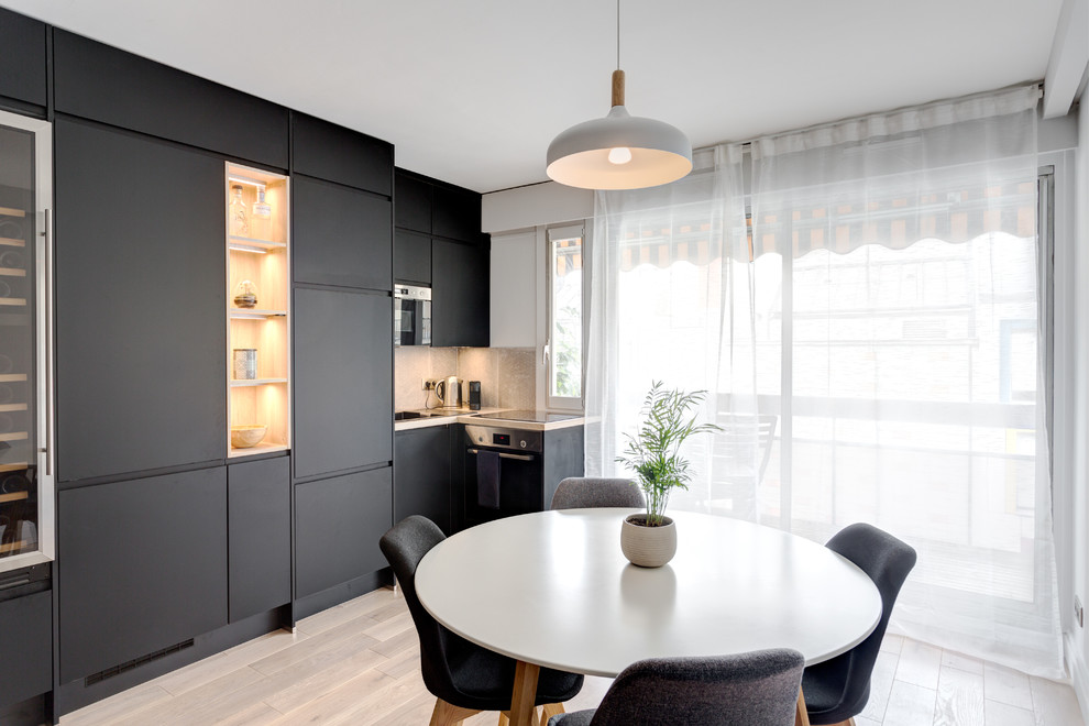 Cette photo montre une salle à manger ouverte sur la cuisine scandinave avec parquet clair, aucune cheminée et un sol beige.