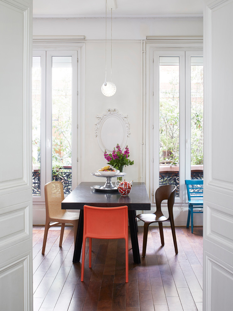 Immagine di una grande sala da pranzo aperta verso il soggiorno contemporanea con pareti bianche, parquet scuro e nessun camino