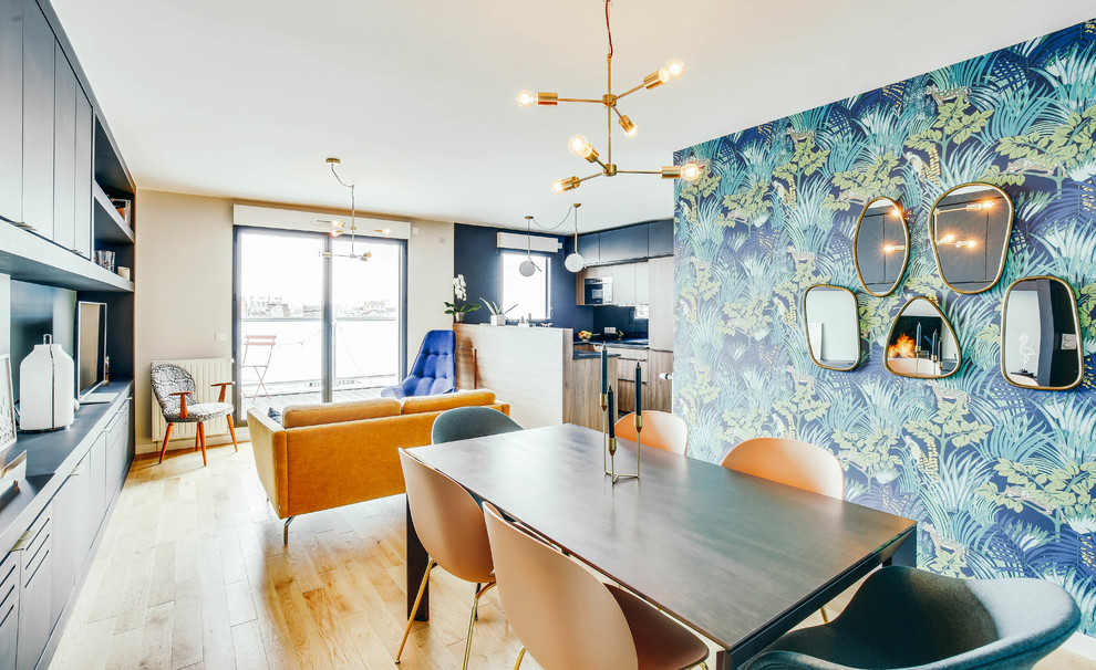 Exemple d'une salle à manger tendance de taille moyenne avec un mur bleu, parquet clair, une cheminée standard, un manteau de cheminée en métal et un sol beige.