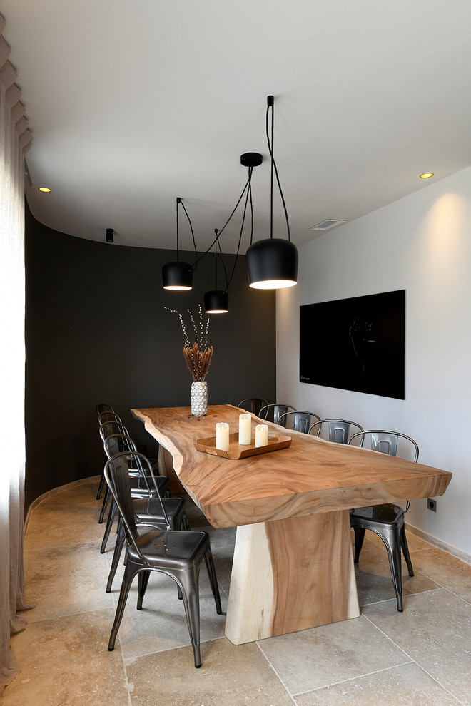 Réalisation d'une petite salle à manger ouverte sur le salon méditerranéenne avec un mur noir, un sol en carrelage de céramique et un sol beige.