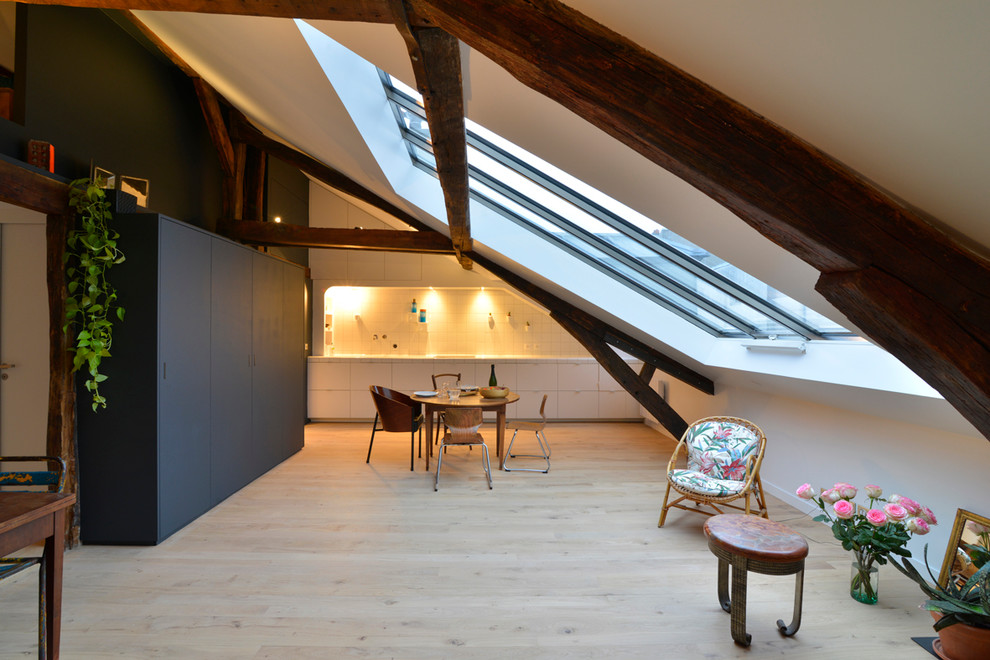 Offenes, Großes Modernes Esszimmer ohne Kamin mit weißer Wandfarbe und hellem Holzboden in Paris