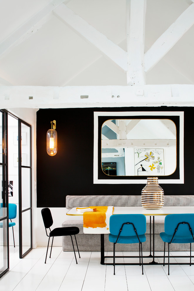 Стильный дизайн: столовая в скандинавском стиле с черными стенами и деревянным полом - последний тренд