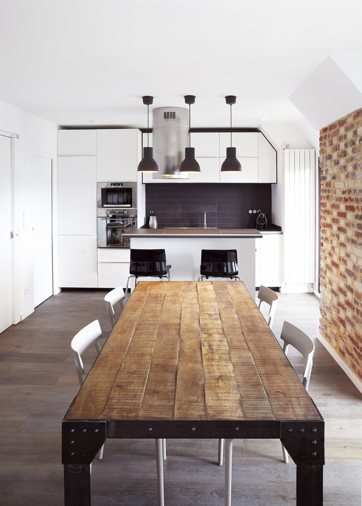Стильный дизайн: большая кухня-столовая в современном стиле с белыми стенами и паркетным полом среднего тона - последний тренд