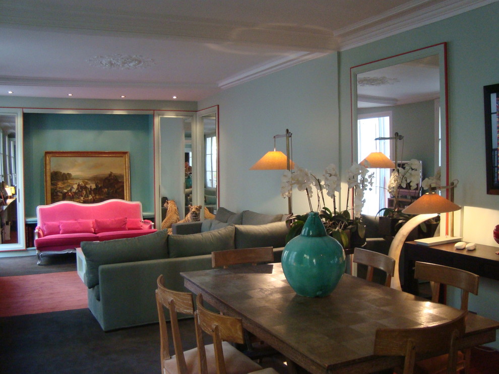 Idee per una grande sala da pranzo aperta verso il soggiorno tradizionale con pareti verdi, moquette e pavimento multicolore