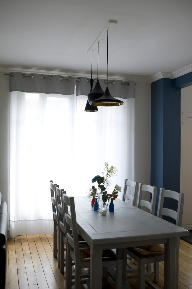 Exemple d'une petite salle à manger tendance avec un mur bleu.