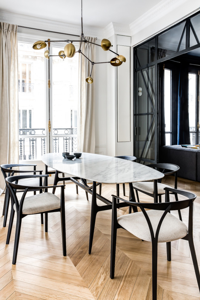 Idee per una sala da pranzo design con pareti bianche, pavimento in legno massello medio e pavimento marrone