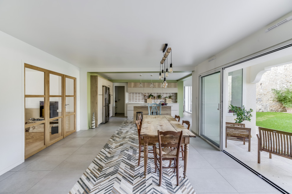 Example of a danish dining room design in Bordeaux