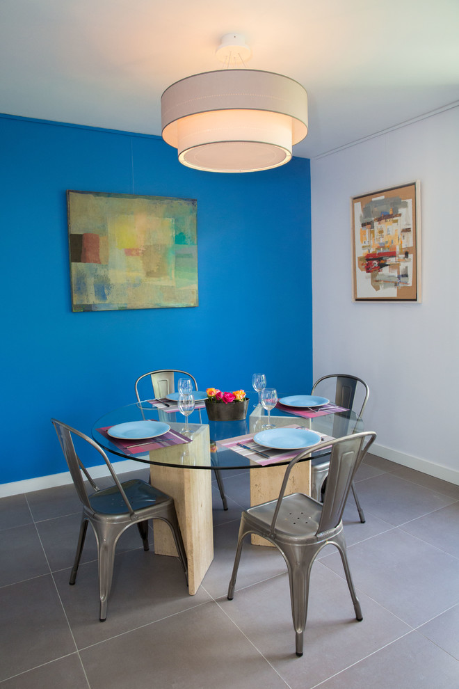 Foto di una sala da pranzo minimal con pareti blu