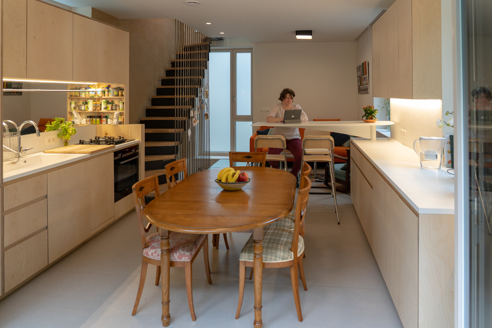 Diseño de comedor contemporáneo pequeño abierto con paredes blancas, suelo de linóleo y suelo beige
