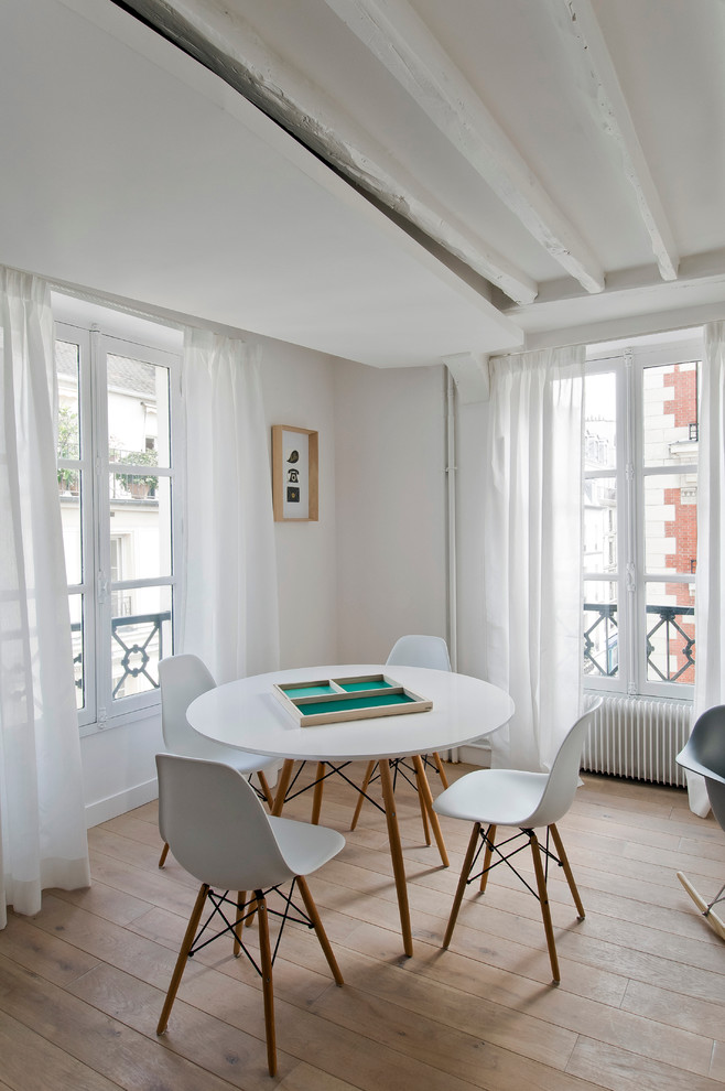 Offenes, Mittelgroßes Nordisches Esszimmer mit beiger Wandfarbe und braunem Holzboden in Paris