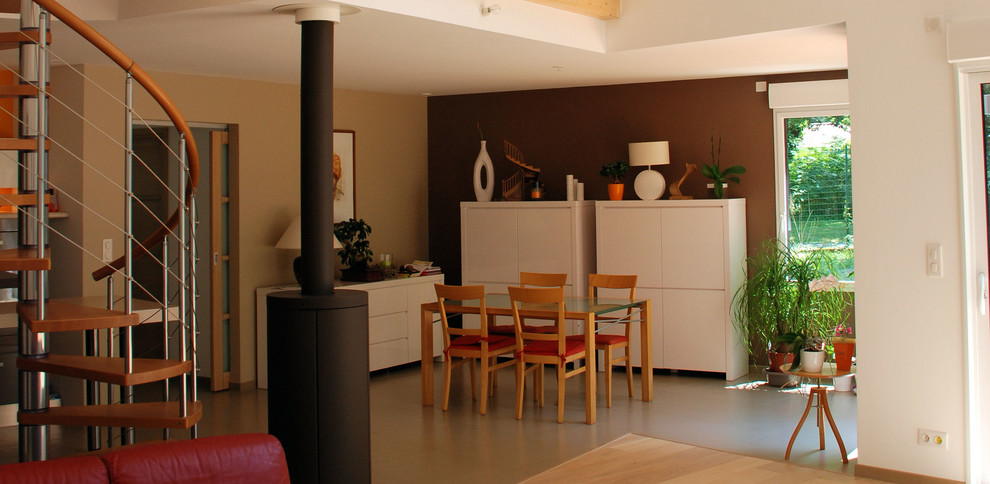 Inspiration pour une salle à manger design de taille moyenne avec un mur marron et un sol en carrelage de céramique.