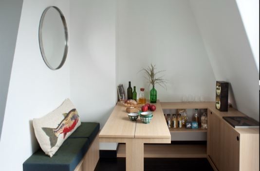 Ispirazione per una piccola sala da pranzo aperta verso il soggiorno boho chic con pareti bianche e pavimento nero