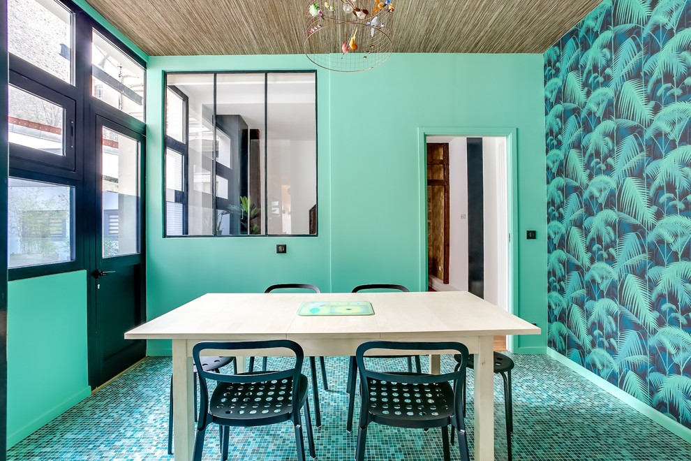 Источник вдохновения для домашнего уюта: отдельная столовая среднего размера в морском стиле с зелеными стенами без камина