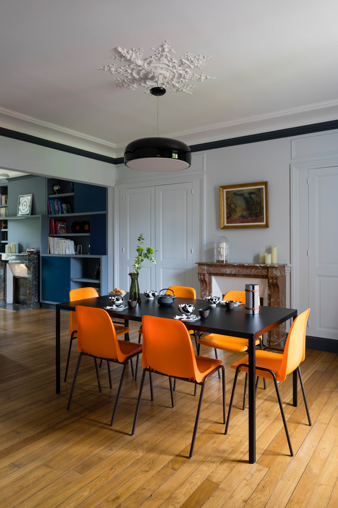 Transitional dining room photo in Paris