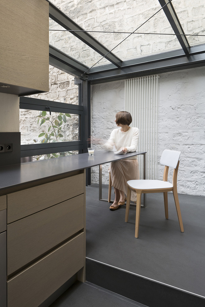 Kleine Moderne Wohnküche ohne Kamin mit weißer Wandfarbe in Paris