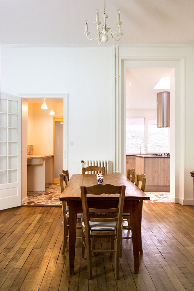 Imagen de comedor clásico de tamaño medio con paredes blancas y suelo de madera en tonos medios