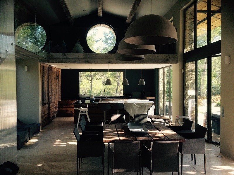 Idee per una grande sala da pranzo aperta verso il soggiorno moderna con pareti grigie, pavimento in gres porcellanato e pavimento beige