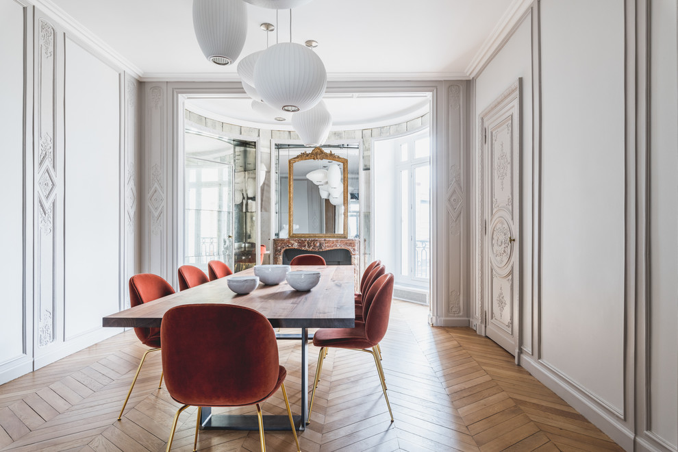 Inspiration for a contemporary enclosed dining room in Toulouse with grey walls, medium hardwood flooring and brown floors.