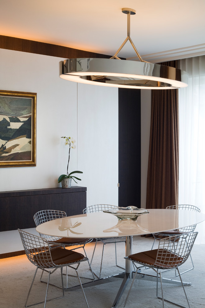 Idee per una grande sala da pranzo aperta verso il soggiorno design con pareti bianche e moquette