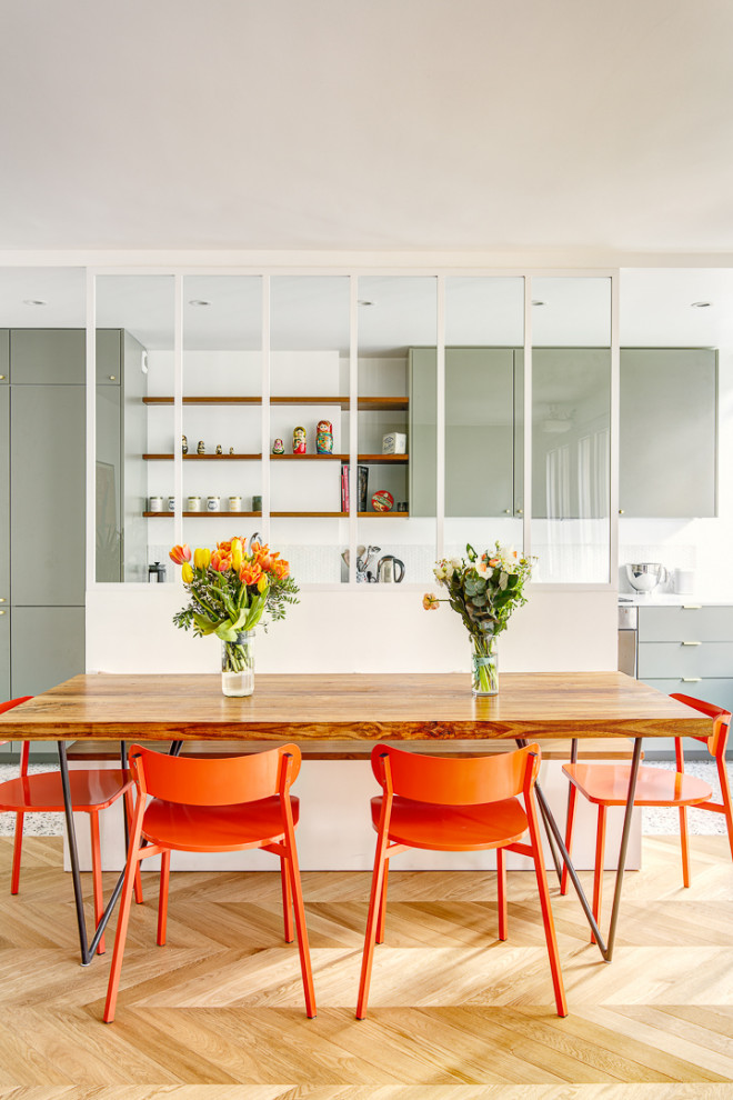 Esempio di una sala da pranzo aperta verso il soggiorno design con pareti bianche, parquet chiaro e pavimento beige