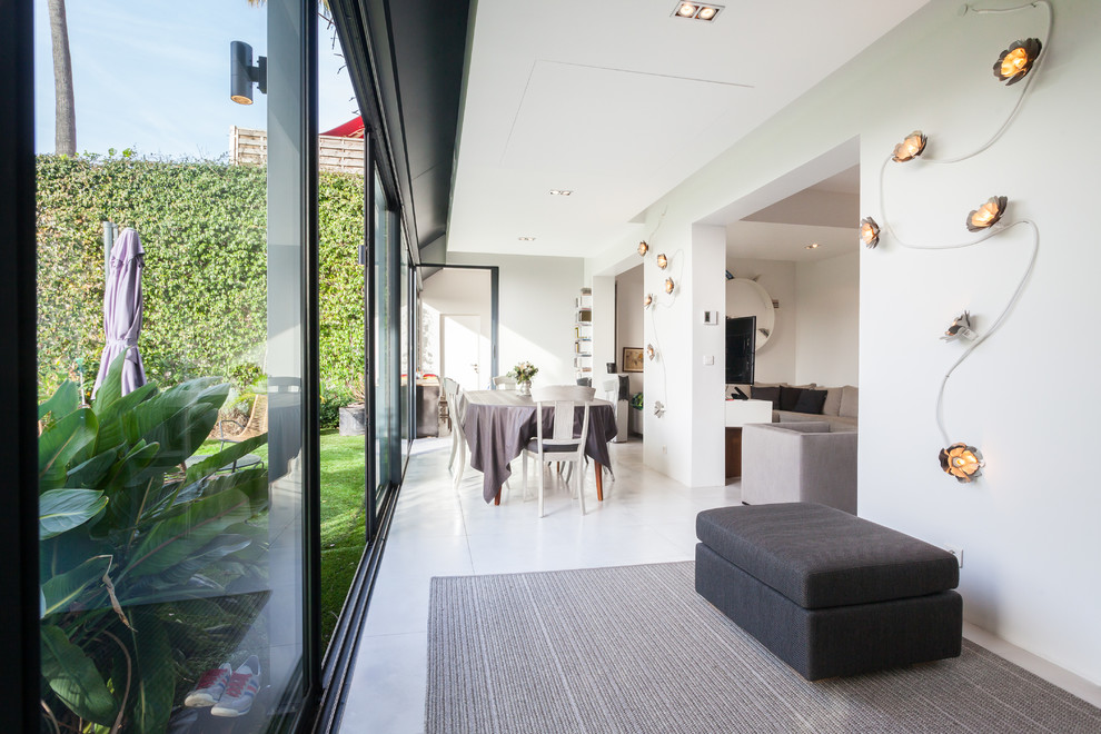 Réalisation d'une salle à manger ouverte sur le salon design de taille moyenne avec un mur blanc.