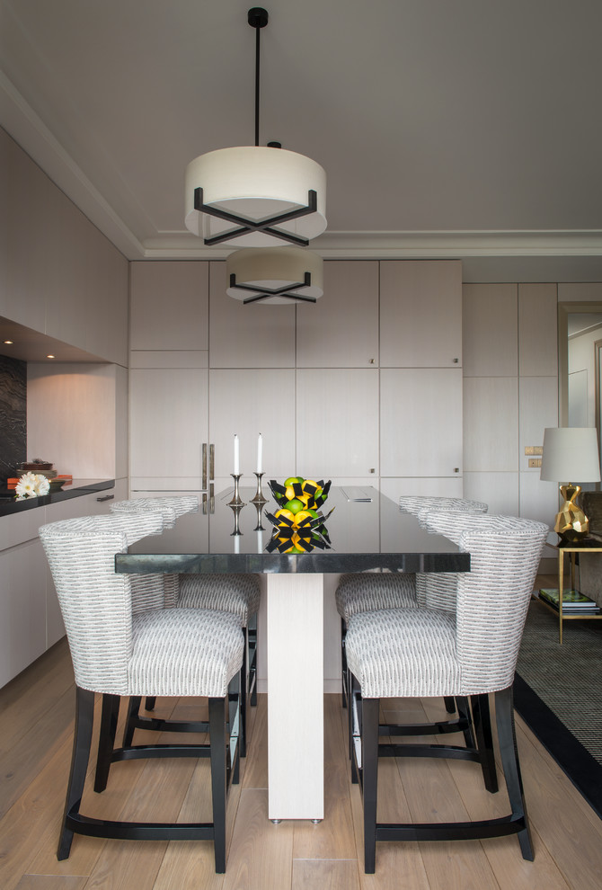 Свежая идея для дизайна: кухня-столовая среднего размера в современном стиле с светлым паркетным полом и бежевыми стенами - отличное фото интерьера