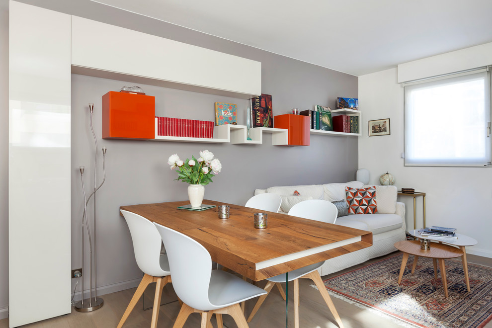 Offenes, Mittelgroßes Modernes Esszimmer ohne Kamin mit grauer Wandfarbe und hellem Holzboden in Paris