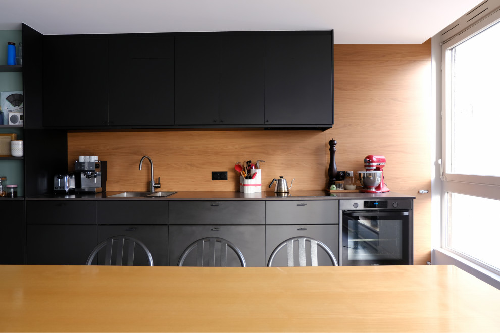 Пример оригинального дизайна: кухня-гостиная среднего размера в современном стиле с полом из линолеума и серым полом