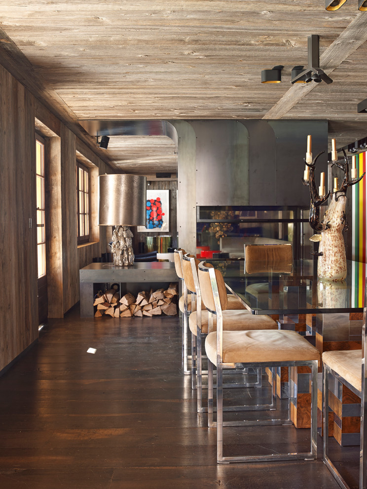 Modelo de comedor actual grande abierto con paredes marrones y suelo de madera en tonos medios