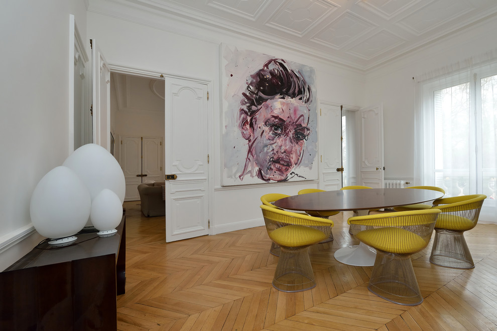 Geschlossenes, Großes Modernes Esszimmer mit weißer Wandfarbe und braunem Holzboden in Paris