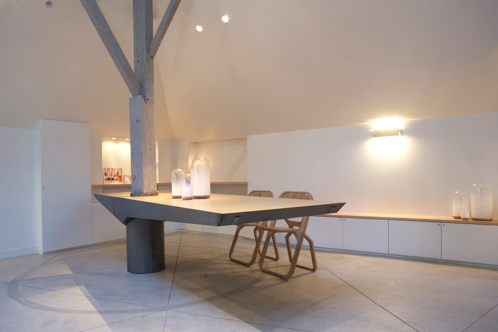Idee per un'ampia sala da pranzo aperta verso il soggiorno minimal con pareti bianche