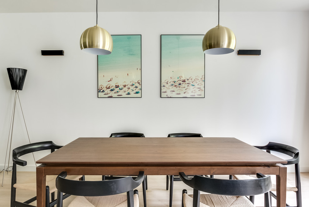 Immagine di una sala da pranzo scandinava chiusa con pareti bianche, parquet chiaro e pavimento beige