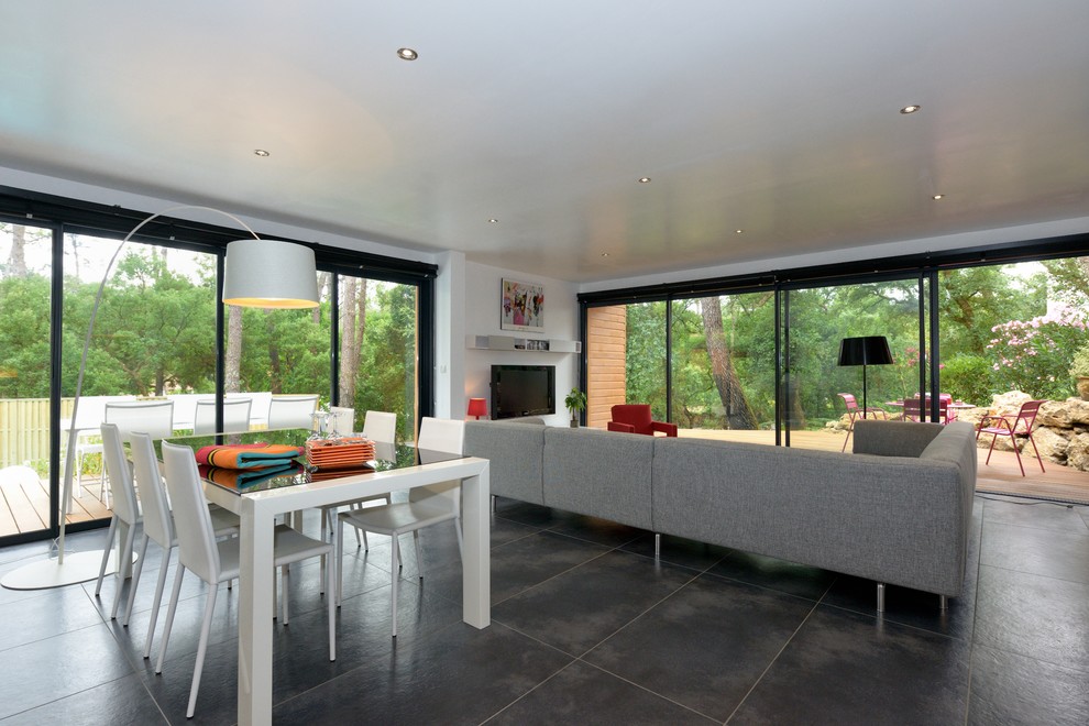 Идея дизайна: большая гостиная-столовая в современном стиле с белыми стенами, полом из керамической плитки и серым полом без камина