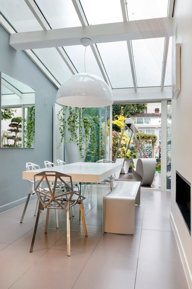 Large contemporary dining room in Paris with grey walls and no fireplace.