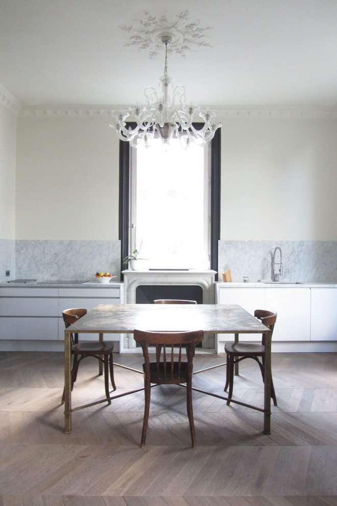 Esempio di una grande sala da pranzo aperta verso la cucina design con pareti bianche e pavimento in legno massello medio