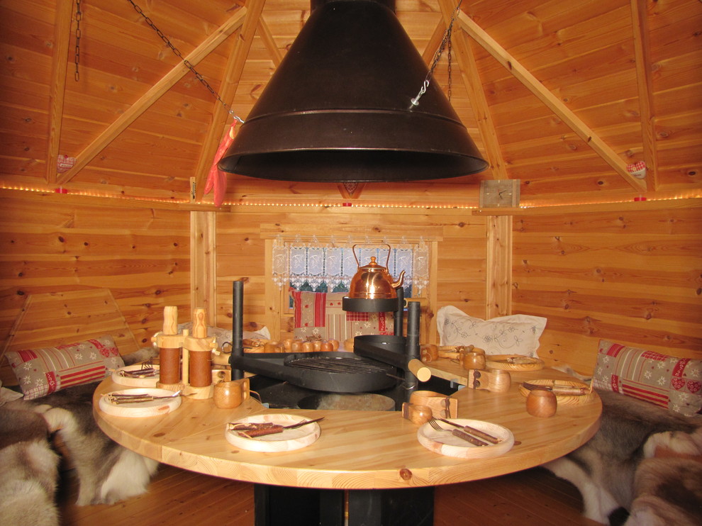 Cette image montre une salle à manger chalet.