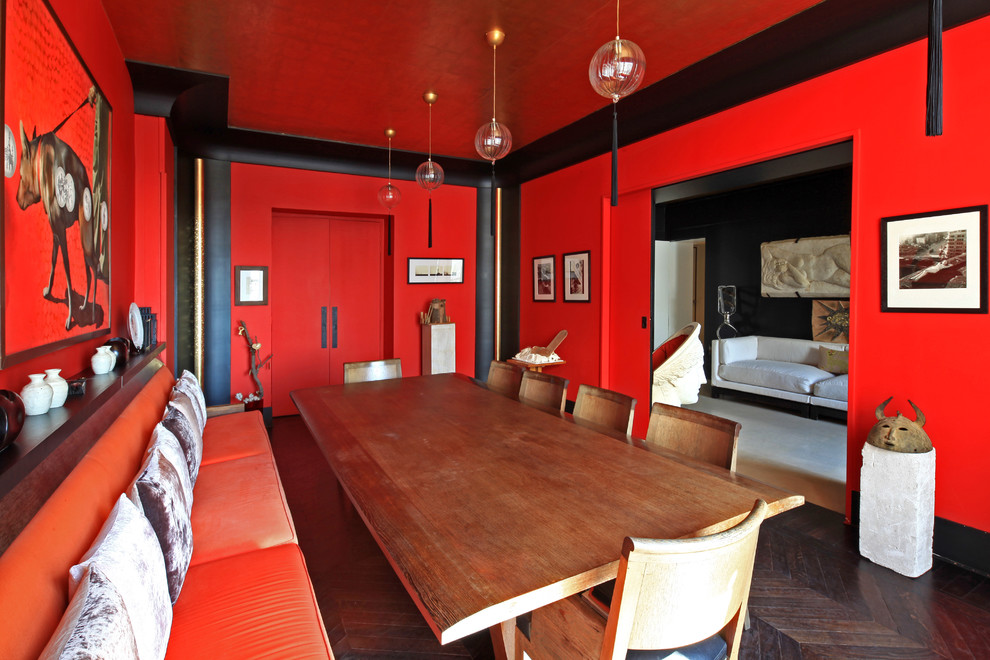Пример оригинального дизайна: столовая в восточном стиле с красными стенами и темным паркетным полом