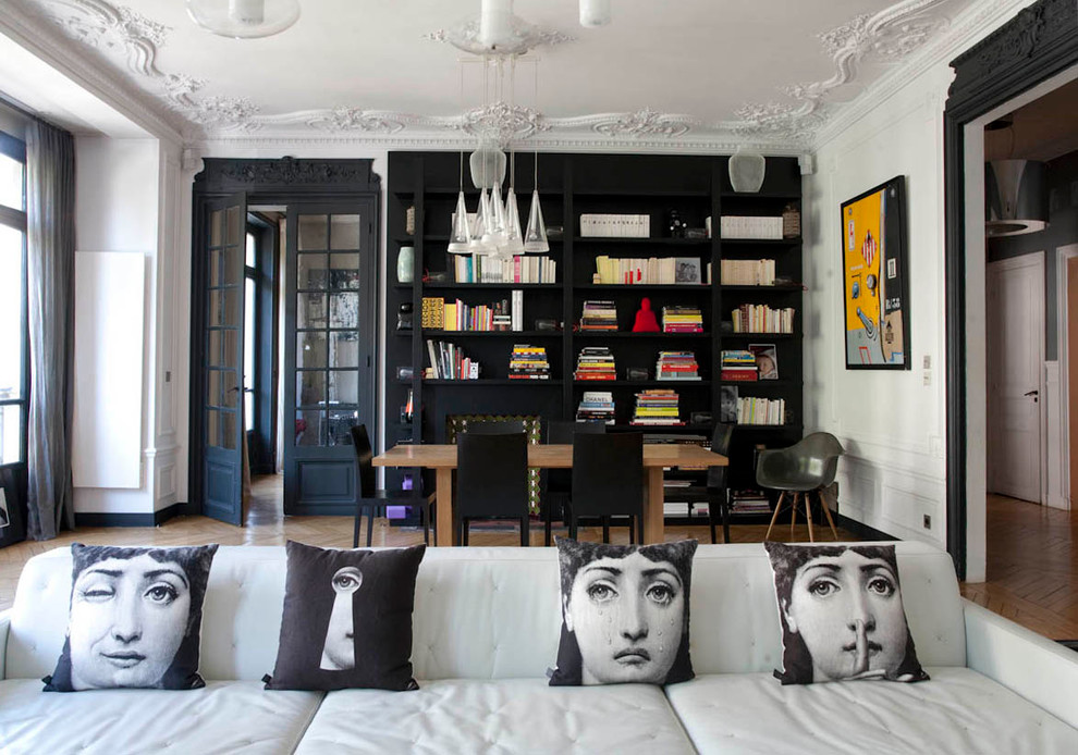 Offenes, Großes Stilmix Esszimmer mit braunem Holzboden und schwarzer Wandfarbe in Paris