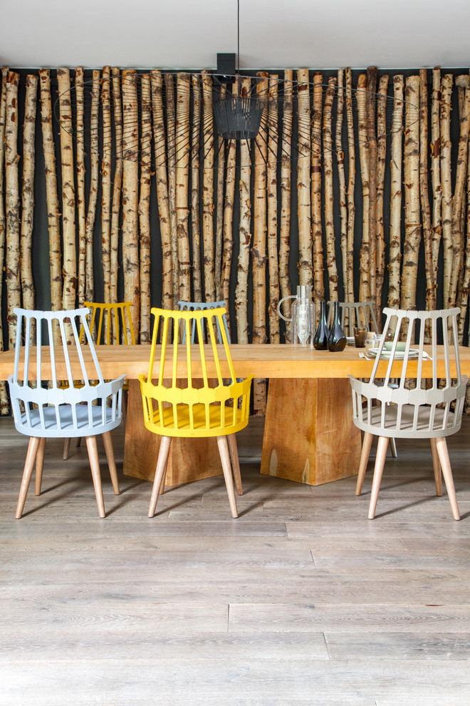 Inspiration pour une salle à manger design fermée et de taille moyenne avec un mur multicolore et parquet clair.