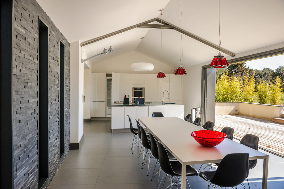 Свежая идея для дизайна: большая кухня-столовая в современном стиле с белыми стенами и полом из керамической плитки без камина - отличное фото интерьера