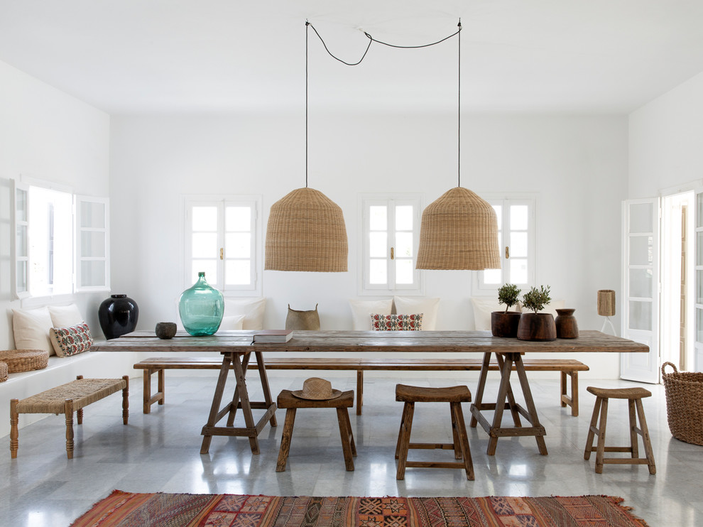 Ispirazione per una sala da pranzo mediterranea con pareti bianche e pavimento grigio