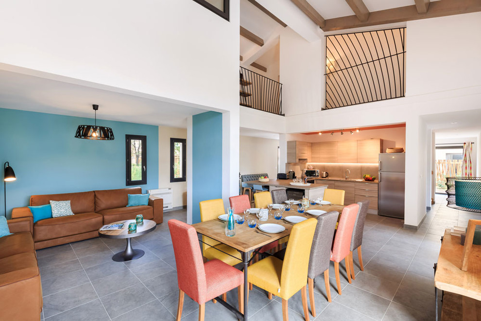 Idée de décoration pour une grande salle à manger ouverte sur le salon design avec un mur bleu, un sol en carrelage de céramique et aucune cheminée.