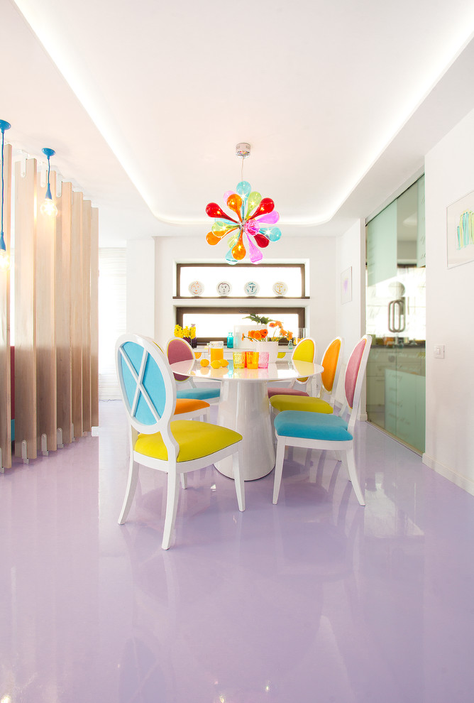 Inspiration för en funkis matplats, med vita väggar och lila golv