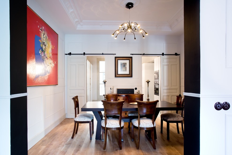 Inspiration for a contemporary dining room remodel in Paris