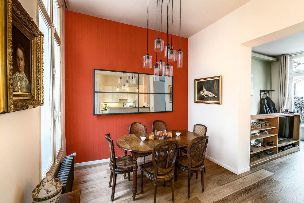 Источник вдохновения для домашнего уюта: гостиная-столовая среднего размера в современном стиле с оранжевыми стенами и светлым паркетным полом