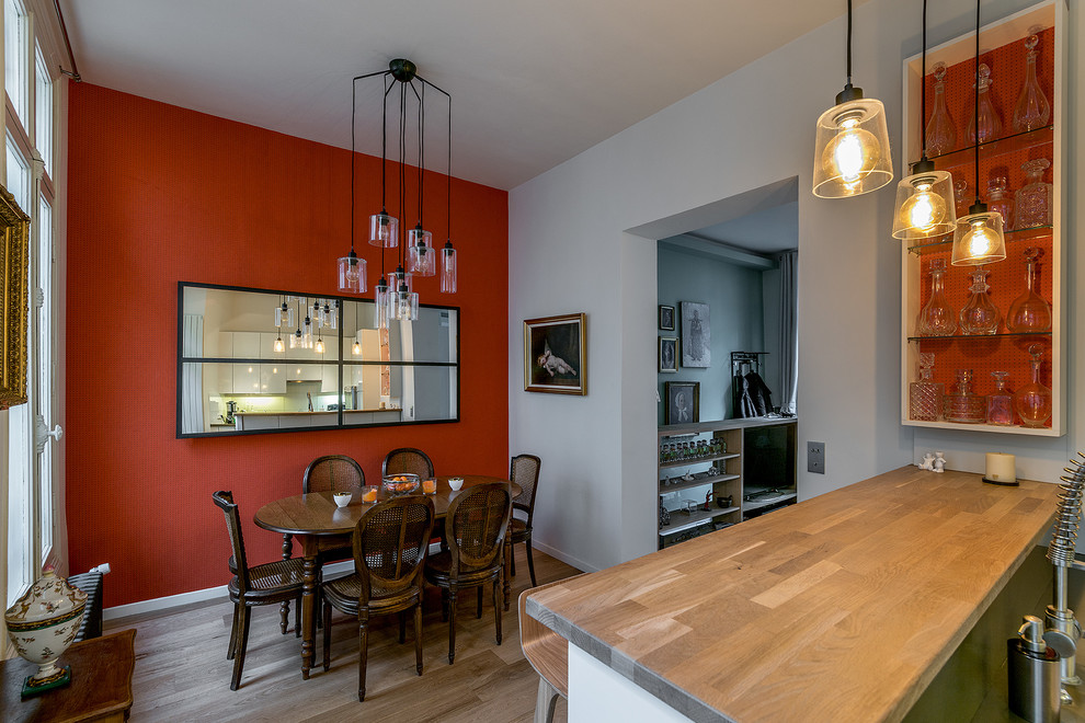 Свежая идея для дизайна: гостиная-столовая среднего размера в современном стиле с оранжевыми стенами и светлым паркетным полом - отличное фото интерьера
