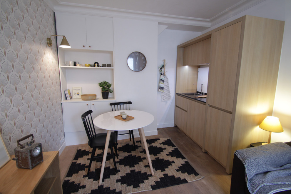Inspiration för mellanstora minimalistiska matplatser med öppen planlösning, med vita väggar och ljust trägolv